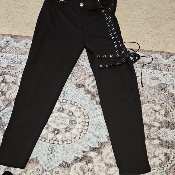 Black Lace-Up High-Waist Leggings - Women - Picture 4 of 8